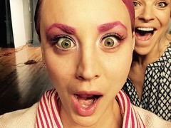 Кейлі Куоко з рожевими бровами