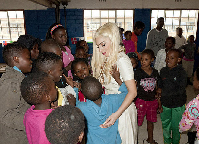 Леди Гага посетила школы в Африке