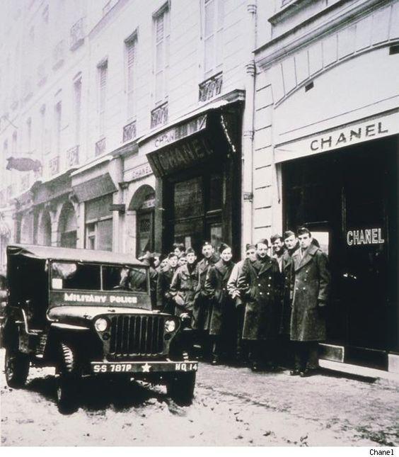 Солдати у бутика Chanel