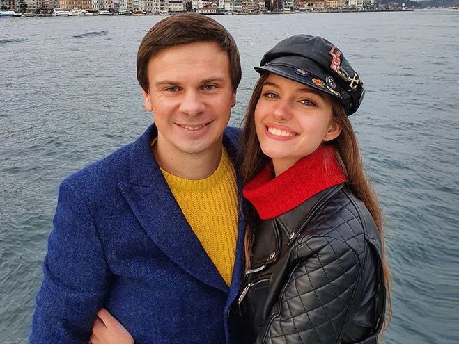 Дмитрию Комарову — 37: как известного путешественника поздравила молодая жена и коллеги