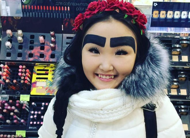 Девушка из Якутии зарабатывает в Instagram с помощью огромных бровей