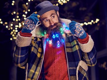 Очень мужественно: мужчины украшают бороду новогодними гирляндами