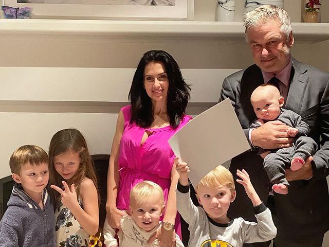 Алек и Хилария Болдуин с детьми
