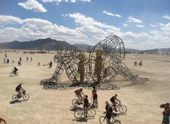 Инсталляция "Любовь" украинского скульптора на Burning Man