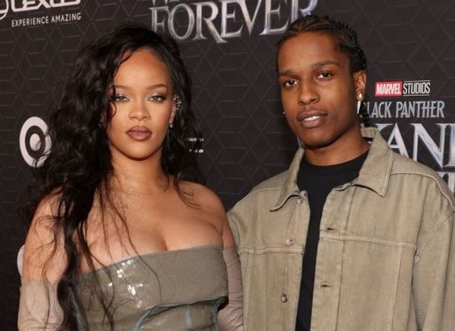 Ріанна вперше знялася для обкладинки глянцю з чоловіком A$AP Rocky та 9-місячним сином