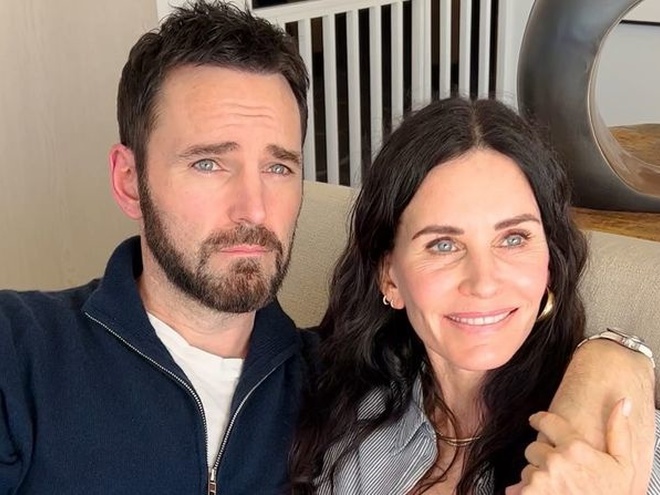 «Будеш виглядати старшим за мене»: Кортні Кокс пожартувала над бойфрендом-іменинником, який молодший за неї на 12 років