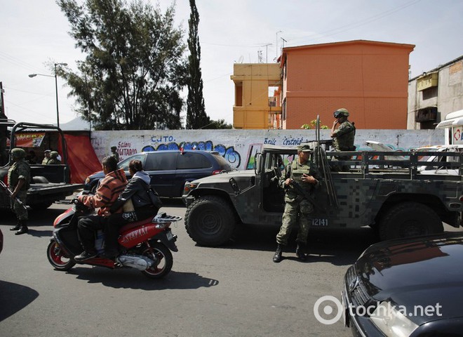 Военные на улицах Мехико