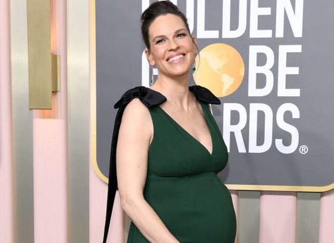 Вагітна двійня Гіларі Свенк показала фото в топі та лосинах