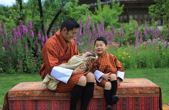 Король Бутану Джігме Кхесар Вангчук і королева Джецун з синами