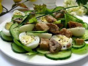 Салат с печенью трески, огурцом и яйцами Салат с печенью трески, огурцом и яйцами
