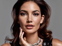 7 образов для новогодней вечеринки в фотосессии Лили Олдридж