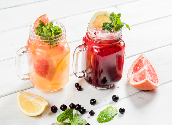 4 освежающих напитка на лето, которые можно легко приготовить дома