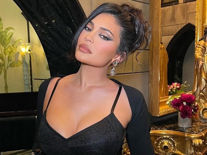 Багатійка Кайлі Дженнер показала фото дітей у приватному літаку