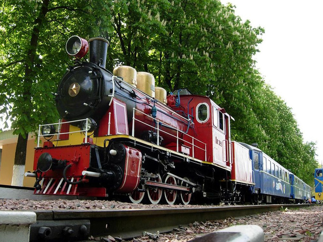 Поїздка на дитячій залізниці в Сирецькому парку
