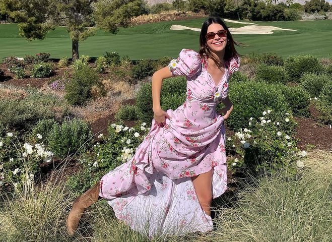 Кендалл Дженнер в модній сукні з квітковим принтом