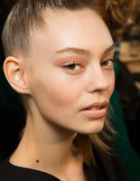 Б'юті-образ моделей з показу Prada Осінь 2015 Б'юті-образ моделей з показу Prada Осінь 2015