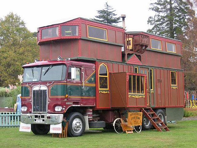Оригинальные дома на колесах: Complex House Trucks New Zealand