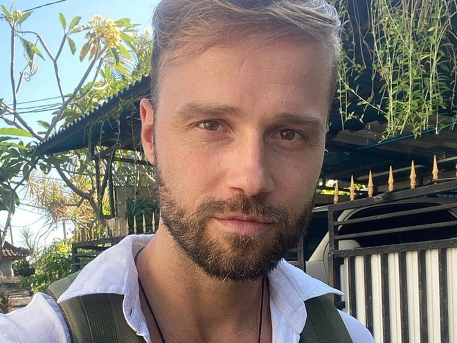 "Усім сонячного дня з Балі": 12-й Холостяк запостив півголе вітання з Індонезії