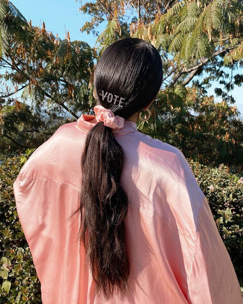 Хвост с акцентной деталью — прическа на Новый год 2021