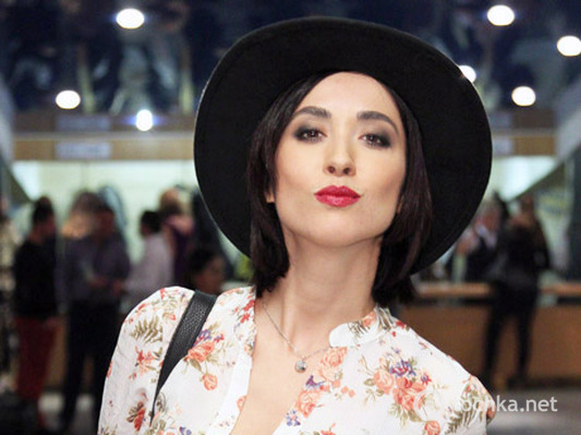 Анна Завальская оголила грудь на YUNA