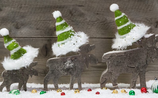 Олени и елочные шапки