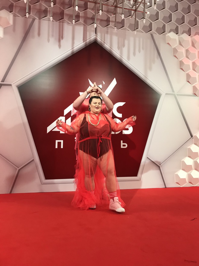 alyona alyona эпатировала прозрачным нарядом на M1 Music Awards