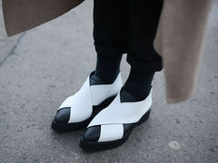 С чем носить белую обувь осенью