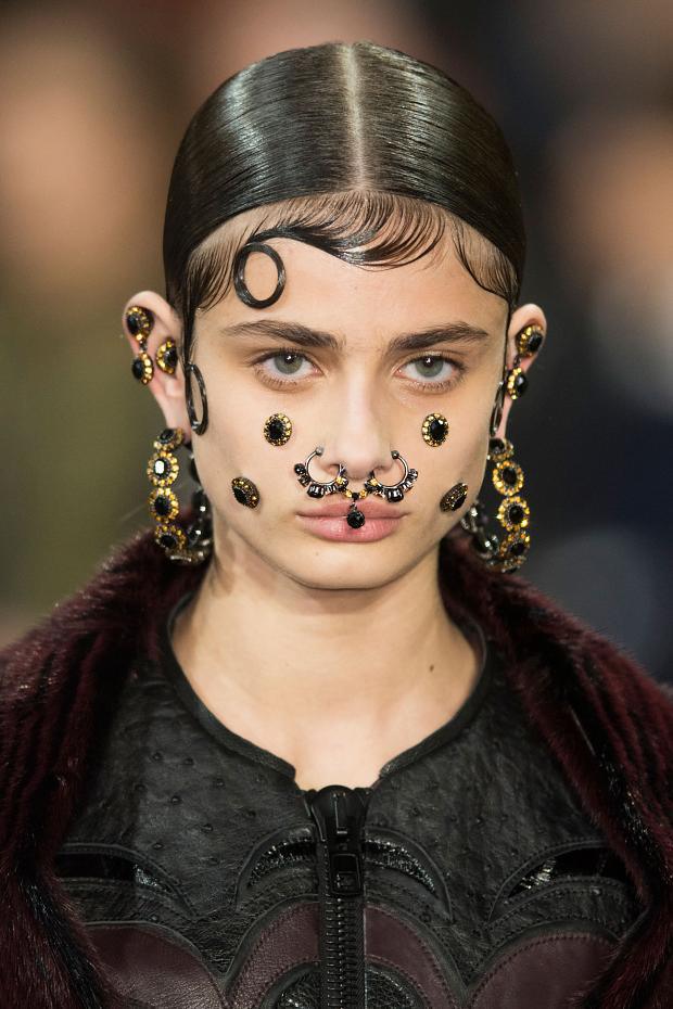 Бьюти-образ моделей с показа Givenchy Осень 2015