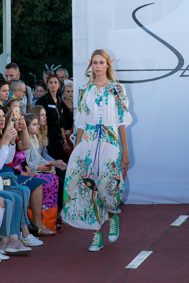 Fashion Show SEREBROVA SS20 на Пешеходном мосту через Днепр: фотоотчёт