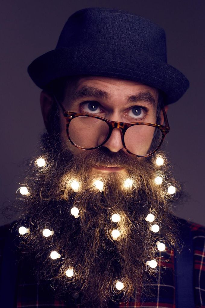Дуже мужньо: чоловіки прикрашають бороду новорічними гірляндами