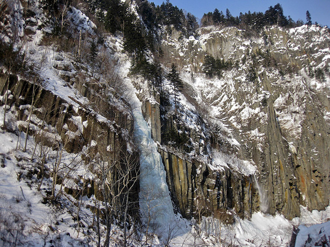 Удивительные замерзшие водопады