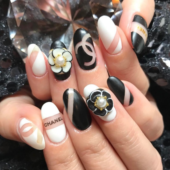 Маникюр с логотипом