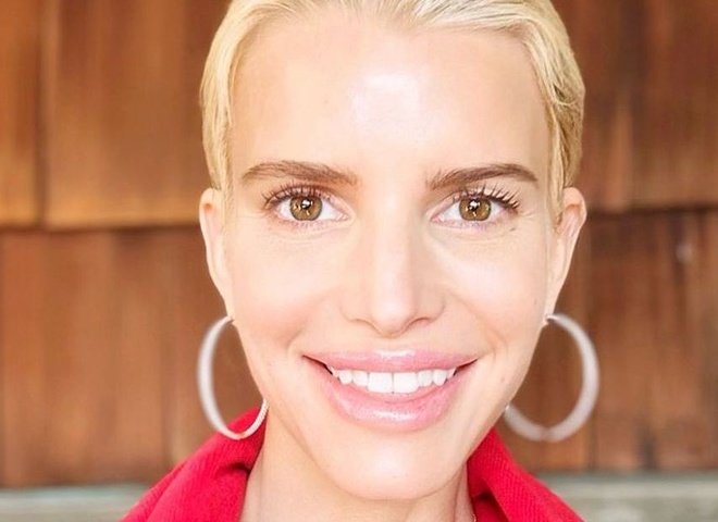 Джессіка Сімпсон ефектно знялася в міні в товарному вагоні