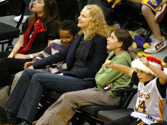 Топ-10 знаменитостей, які виховують прийомних дітей