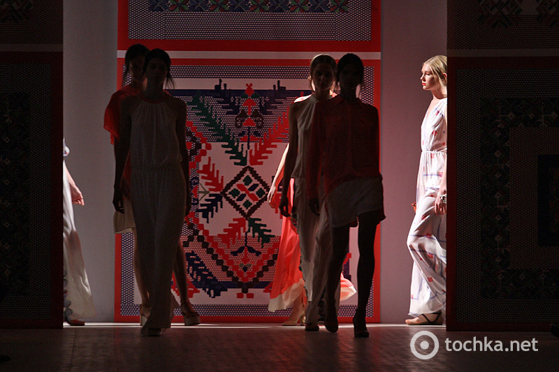 Показ POUSTOVIT 