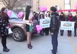 Китаянка подарила парню Land Rover