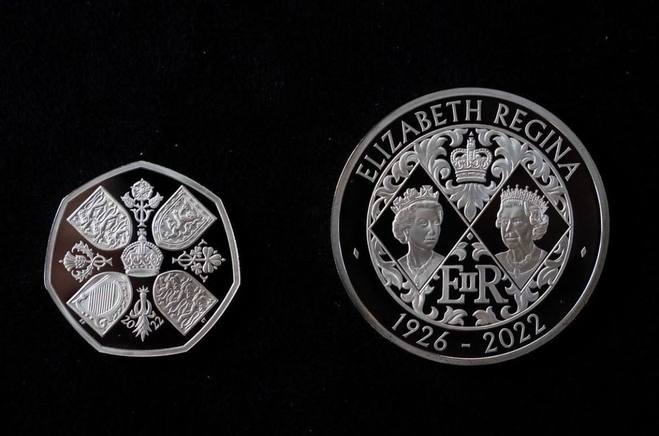Пам'ятна монета 5 фунтів на честь королеви Єлизавети II