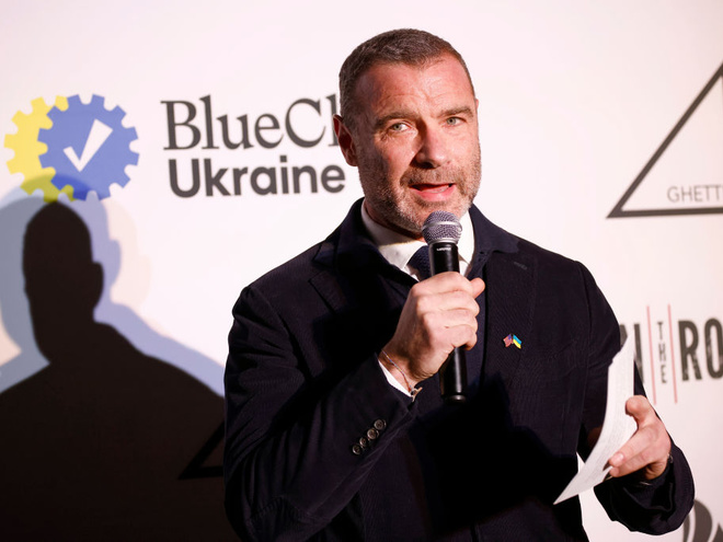 Голлівудський актор Лієв Шрайбер відвідав Солом'янський район Києва після обстрілу