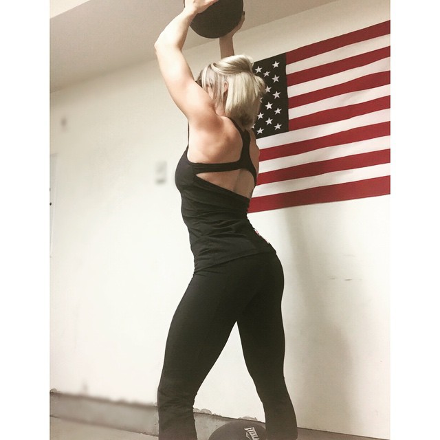 Фітнес-мама bottlesandbarbells