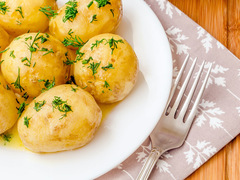 Молодая картошка с укропом