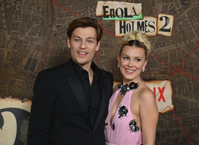 Міллі Боббі Браун та Джейк Бонджові поділилися першим фото з прийомною дочкою