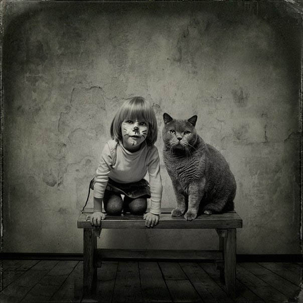 Черно-белая фотосессия котейки с ребенком