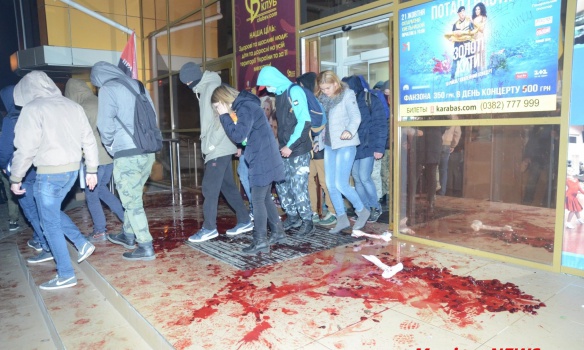 Официально: в Хмельницком протестующие сорвали концерт Потапа и Насти