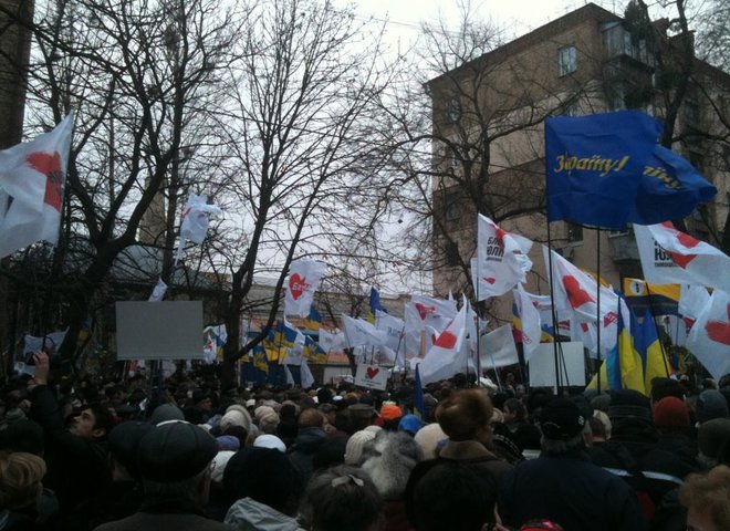 Тимошенко несут цветы под СИЗО