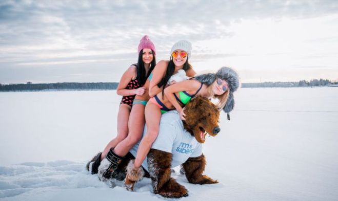 Девушки-сибирячки устроили фотосессию на снегу. С медведем и балалайкой