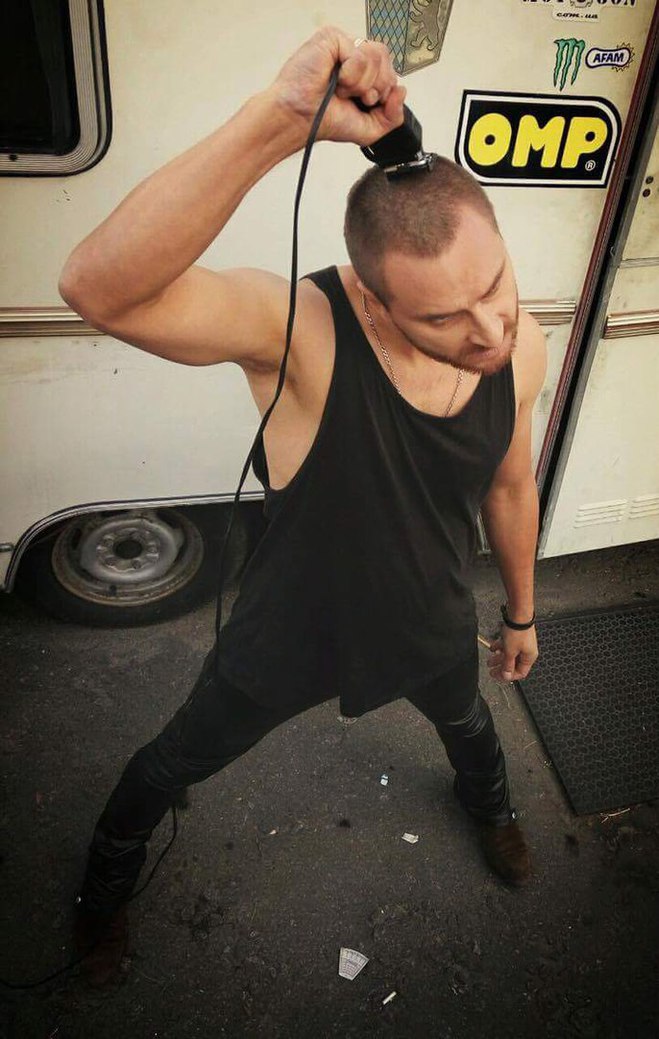 Олег Собчук побрился наголо ради съемок нового клипа (фото)