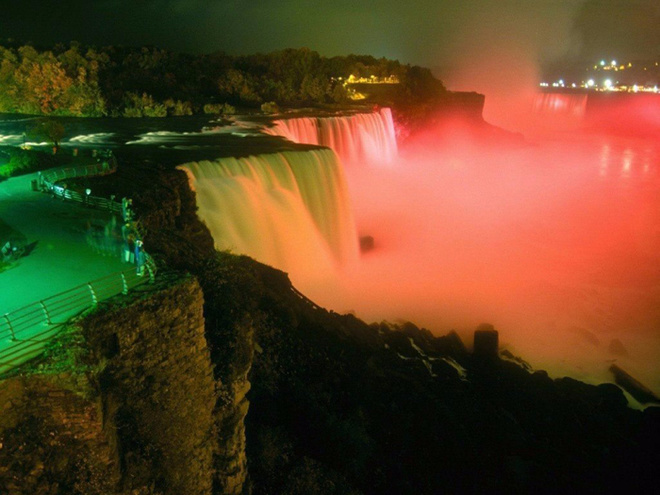 Невероятное зрелище. Ниагарский водопад ночью