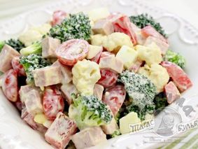 Овощной салат с яйцами и колбасой Овощной салат с яйцами и колбасой