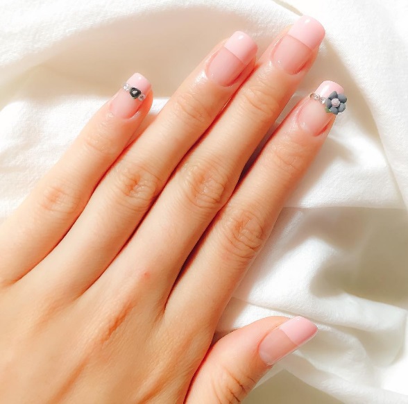 Весільний манікюр в мінімалістичному стилі