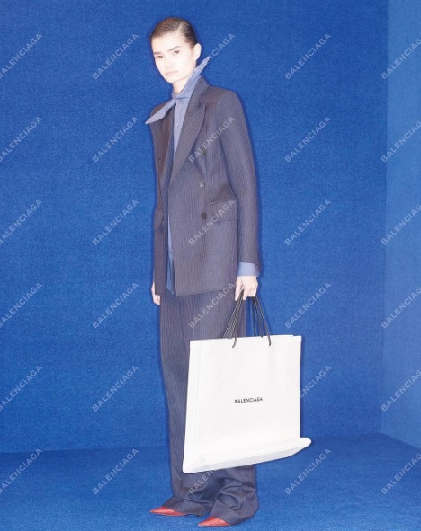 Balenciaga выпустили "картонную" сумку